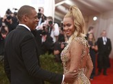 Beyonce tampil penuh kejutan bersama suaminya Jay Z di ajang Met Gala 2015 di Metropolitan Museum of Art. Queen Bey mengenakan gaun Givenchy yang berhiaskan berlian dengan riasan rambut ekor kuda tinggi. (REUTERS/Andrew Kelly)