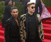 Justin Beiber tampak keren bersama perancang busananya Olivier Rousteing di ajang Metropolitan Museum of Art Costume Institute Gala 2015 di Manhattan, Senin (4/5) waktu setempat. (REUTERS/Lucas Jackson).
