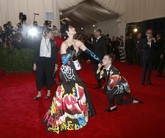 Katy Perry menghadiri Met Gala dengan gaun strapless hitam rancangan Moschino. Gaun Perry menampilkan cipratan warna, seolah semprotan seniman grafiti. Perry juga datang bersama Jeremy Scott, orang yang berjasa di balik gauk pestanya. (REUTERS/Andrew Kelly)