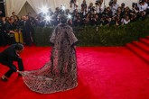 Lady Gaga menghadiri gala tahunan ini sejak pertama kali diadakan pada 2010. Kala itu dia tampil dengan dengan kostum kucing tipis dari Giorgio Armani yang bertabur kristal (REUTERS/Lucas Jackson)
