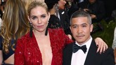 Sienna Miller bersama sang perancang busana, Thakoon Panicghul di perhelatan Metropolitan Museum of Art Costume Institute Gala 2015 di Manhattan, Senin (4/5) waktu setempat. (REUTERS/Lucas Jackson)