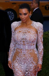 Kim Kardashian yang gemar berbusana tembus pandang ini memesona dengan gaun tipis putih dengan aksen bulu di ujung bawah gaun rancangan Peter Dundas untuk Robert Cavalli ini. (REUTERS/Lucas Jackson)