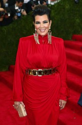 Lebih dari sepekan usai wawancara bersejarah mantan suaminya Bruce Jenner dengan Diane Sawyer, ajang Met Gala 2015 adalah penampilan pertama Kris Jenner di karpet merah. Jenner (59) tampil percaya diri dalam balutan gaun merah dipadukan dengan sabuk emas, dan anting lentera raksasa emas. (REUTERS/Lucas Jackson)