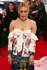 Chloe Sevigny mengenakan koleksi dari JW Anderson yang menonjolkan bagian atas dadanya pada perhelatan di Metropolitan Museum of Art Costume Institute Gala 2015 di Manhattan, Senin (4/5) waktu setempat. (REUTERS/Lucas Jackson)