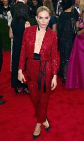 Sienna Miller tampil di karpet merah Met Gala 2015 mengenakan rancangan karya desainer Thakoon. Setelan, celana dan outer berpayet merah serasi dengan sabuk hitam dan anting hitam panjang. (REUTERS/Lucas Jackson)