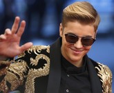 Justin Bieber tiba di Met Gala 2015 dengan mantel berdetail naga emas dari rumah fesyen Balmain. Dengan busana ini Beiber benar-benar berniat keras untuk tampil menyesuaikan tema besar China: Through the Looking Glass di Manhattan New York, Senin (4/5) waktu setempat. (REUTERS/Lucas Jackson)