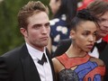 Robert Pattinson Boyong Sang Kekasih di Met Gala 2015