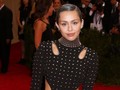 Miley Cyrus Buat Lagu untuk Ikan Peliharaannya yang Mati