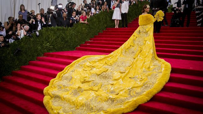 Busana 'Omelet' Bikin Rihanna Tak Bisa Jalan di Met Gala