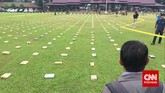 Sebanyak 2,1 ton ganja 'dipamerkan' Direktorat Tindak Pidana Narkoba Badan Reserse Kriminal di Lapangan Bhayangkara Mabes Polri, Jakarta, Senin (11/5). Ganja-ganja ini merupakan hasil sitaan polisi dalam empat kali operasi selama tiga bulan terakhir. (CNN Indonesia/Abraham Utama)