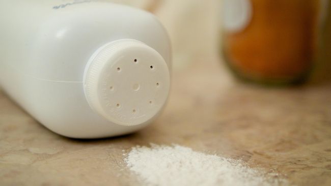 Sepuluh Cara Genius yang Tidak Biasa Menggunakan Bedak Bayi