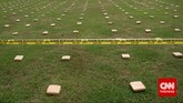 Sebanyak 2,1 ton ganja 'dipamerkan' Direktorat Tindak Pidana Narkoba Bareskrim di Lapangan Bhayangkara Mabes Polri, Jakarta, Senin (11/5). Sebagian ganja itu disita saat petugas Polres Jakarta Barat menangkap penyelundup ganja jaringan Aceh di Teluk Gelam, Ogan Komiring Ilir, Sumatera Selatan, 10 April 2015. (CNN Indonesia/Adhi Wicaksono)