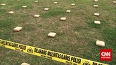 Barang bukti 2,1 ton ganja 'dipamerkan' Direktorat Tindak Pidana Narkoba Badan Reserse Kriminal di Lapangan Bhayangkara Mabes Polri, Jakarta, Senin (11/5). (CNN Indonesia/Abraham Utama)