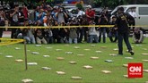 Wartawan memotret 2,1 ton ganja yang 'dipamerkan' Direktorat Tindak Pidana Narkoba Badan Reserse Kriminal di Lapangan Bhayangkara Mabes Polri, Jakarta, Senin (11/5). Ganja-ganja ini milik jaringan pengedar Aceh. Sebagian anggota jaringan itu telah ditangkap, sebagian lagi masih buron. (CNN Indonesia/Adhi Wicaksono)