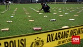 Sebanyak 2,1 ton ganja 'dipamerkan' Direktorat Tindak Pidana Narkoba Badan Reserse Kriminal di Lapangan Bhayangkara Mabes Polri, Jakarta, Senin (11/5). Ganja-ganja ini dibawa jaringan pengedar dari Aceh ke Jakarta. (CNN Indonesia/Adhi Wicaksono)