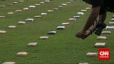 Wartawan memotret 2,1 ton ganja yang 'dipamerkan' Direktorat Tindak Pidana Narkoba Badan Reserse Kriminal di Lapangan Bhayangkara Mabes Polri, Jakarta, Senin (11/5). Ganja-ganja ini milik jaringan pengedar Aceh. Sebagian anggota jaringan itu telah ditangkap, sebagian lagi masih buron. (CNN Indonesia/Adhi Wicaksono)