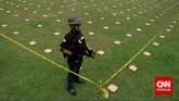 Sebanyak 2,1 ton ganja 'dipamerkan' Direktorat Tindak Pidana Narkoba Badan Reserse Kriminal di Lapangan Bhayangkara Mabes Polri, Jakarta, Senin (11/5). Ganja-ganja itu dibawa dari Aceh ke Jakarta menggunakan truk. (CNN Indonesia/Adhi Wicaksono)