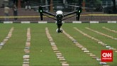 Pesawat remote drone memfoto 2,1 ton ganja 'dipamerkan' Direktorat Tindak Pidana Narkoba Badan Reserse Kriminal di Lapangan Bhayangkara Mabes Polri, Jakarta, Senin (11/5). Ganja-ganja ini hasil sitaan polisi dalam empat kali operasi selama tiga bulan terakhir di Sumatera dan Aceh. (CNN Indonesia/Adhi Wicaksono)