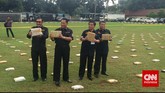 Kepala Bareskrim Polri Komisaris Jenderal Budi Waseso menunjukkan sebagian dari 2,1 ton ganja 'dipamerkan' Direktorat Tindak Pidana Narkoba Bareskrim di Lapangan Bhayangkara Mabes Polri, Jakarta, Senin (11/5). (CNN Indonesia/Abraham Utama)