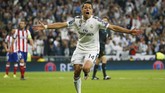 Javier Hernandez merayakan golnya ke gawang Atletico Madrid pada perempat final leg kedua Liga Champions 2014/15, 22 April 2015. Pada akhir musim Hernandez tak dilanjutkan kontrak pinjamannya oleh Madrid. Kini ia top skor bagi Bayer Leverkusen. (Reuters/Sergio Perez)