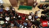 Kerabat dan sahabat memberikan doa kepada almarhum Didi Petet sebelum diberangkatkan ke pemakaman di Masjid Baitul Karim, kawasan Tangerang Selatan (15/5). Pria bernama asli Didi Widiatmoko ini meninggalkan seorang istri dan enam anak. (CNN Indonesia/Safir Makki)