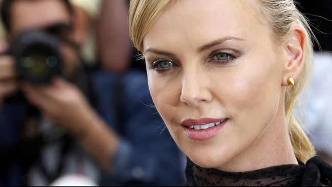 Charlize Theron Pamer Tampilan Baru di 'Fast and Furious 9'