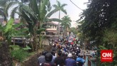 Iring-iringan pelayat memenuhi jalanan dari rumah duka di Jalan Bambu Apus Nomor 76 menuju Masjid Baitul Karim, Ciputat, Tangerang Selatan. Salat jenazah diadakan setelah salat Jumat. Lalu, jenazah Didi Petet dimakamkan di TPU Tanah Kusir, Jakarta Selatan. (CNNIndonesia/Endro Priherdityo)