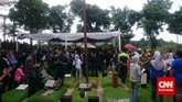 Liang lahad di bawah rindang pohon beringin di TPU Tanah Kusir, Ciputat, Jakarta Selatan, menjadi tempat peristirahatan terakhir aktor kawakan Didi Petet. Letak makam almarhum di blok khusus, A1 BL48, juga dekat makam salah satu tokoh perjuangan Indonesia, Bung Hatta. (CNNIndonesia/Nadi Tirta Pradesha)