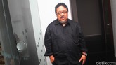 Aktor kawakan Didi Petet meninggal dunia, pada hari ini (15/5), usai menunaikan salat subuh bersama sang istri. Sebelumnya, ia mengeluhkan asam lambungnya naik, terutama saat stres menghadapi pekerjaan. (Detikcom Fotografer/Gusmun/detikfoto)