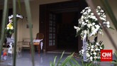 Satu per satu karangan bunga berisi ucapa belasungkawa dari kerabat dan sahabat berdatangan dan memenuhi selasar depan kediaman Didi Petet di kawasan Tangerang Selatan. Didi Petet meninggal dunia, pada hari ini (15/5), usai menunaikan salat subuh bersama sang istri. (CNNIndonesia/Endro Priherdityo)
