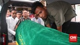 Usai disalatkan di Masjid Baitul Karim, Tangerang Selatan, jenazah Didi Petet dibawa ambulans menuju peristirahatan terakhir di TPU Tanah Kusir, Jakarta Selatan. Sang aktor kawakan meninggal dunia, pada hari ini (15/5), usai menunaikan salat subuh bersama sang istri. (CNN Indonesia/Safir Makki)