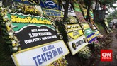 Semakin siang, karangan bunga berisi ucapan belasungkawa semakin banyak, memenuhi bagian luar pekarangan rumah Didi Petet di kawasan Tangerang Selatan. Didi Petet meninggal dunia, pada hari ini (15/5), setelah sebelumnya mengeluhkan asam lambungnya bermasalah. (CNNIndonesia/Endro Priherdityo)