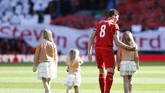 Ditemani ketiga anaknya, Lily, Lexie, dan Lourdes, Gerrard bergerak ke tengah lapangan dan memberikan salut terlebih dahulu sebelum pertandingan. (Reuters/Carl Recine)