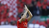 Dan akhirnya, Steven Gerrard pun memberikan aplaus terakhirnya kepada publik Stadion Anfield. (Reuters/Carl Recine)