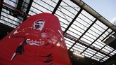 Jelang pertandingan berakhir, nyanyian untuk Gerrard semakin kencang dan bendera raksasa pun kembali dikibarkan. Namun, justru Crystal Palace yang bisa mencetak gol lagi dan membuat kedudukan menjadi 1-3. (Reuters/Carl Recine)