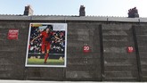 Poster Steven Gerrard dipasang pihak klub di lapangan parkir. Menyambut laga terakhir sang kapten di Anfield, klub menghias stadion dengan berbagai barang terkait Gerrard. (Reuters/Carl Recine)