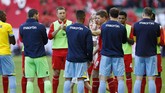 Gerrard keluar paling terakhir dari lorong ruang ganti. Ia masuk ke lapangan melewati guard of honor yang dibentuk para pemain Liverpool dan Crystal Palace. (Reuters/Carl Recine)