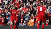 Liverpool unggul 1-0 melalui gol Adam Lallana. Sang pencetak gol pun merayakannya dengan sang kapten. (Reuters/Phil Noble)