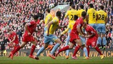 Di 10 menit akhir pertandingan, para pendukung Liverpool berharap Gerrard bisa menyamakan kedudukan lewat tendangan bebasnya. Namun bola hanya melayang di atas gawang. (Reuters/Phil Noble)