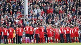 Seusai pertandingan, para pemain Liverpool mengenakan kaus bernomor punggung 8 sebagai tribut untuk Gerrard. (Reuters/Carl Recine)