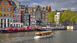 Bermain Ayunan Setinggi 100 Meter demi Lihat Amsterdam