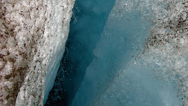 Sensasi 'Wisata Frozen' di Gua Es Terbesar di Dunia