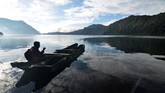 Kawasan wisata Danau Gunung Tujuh memiliki ketinggian 1.996 mdpl di Taman Nasional Kerinci Seblat (TNKS), Jambi. Kunjungan wisatawan mancanegara meningkat dari 7.750 orang pada 2010 menjadi 10.060 orang pada 2014, sementara wisatawan domestik dari 960 ribu di 2010 menjadi 1,5 juta orang di 2014. (Foto: ANTARA FOTO/Wahdi Septiawan)