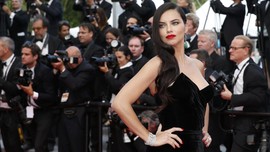 Lawan Tekanan Bentuk Tubuh, Adriana Lima Tolak 'Buka Baju'