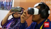 Pengunjung mencoba simulasi ekplorasi minyak dalam laut menggunakan alat peraga pada pameran Indonesian Petroleum Association di Balai Sidang Jakarta, Rabu, 20 Mei 2015.