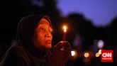 Seorang ibu yang ikut serta dalam peringatan 17 tahun memperingati reformasi yang dilakukan oleh gabungan relawan Jokowi di Lapangan Tugu Proklamasi, Jakarta, Kamis, 21 Mei 2015. (CNNIndonesia/Adhi Wicaksono)