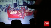 Foto-foto saat reformasi juga ditampilkan oleh gabungan relawan Jokowi saat memperingati 17 tahun reformasi di Tugu Proklamasi, Kamis, 21 Mei 2015. Mereka juga meminta Jokowi menjalankan pemerintahan sesuai tuntutan reformasi. (CNNIndonesia/Adhi Wicaksono)