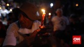 Para gabungan relawan Jokowi menyalakan lilin untuk memperingati 17 tahun reformasi di Lapangan Tugu Proklamasi, Kamis, 21 Mei 2015 di Jakarta. (CNNIndonesia/Adhi Wicaksono)