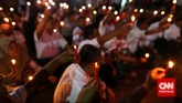 Gabungan para relawan Jokowi juga menyalakan lilin dalam peringatan 17 tahun reformasi di Lapangan Tugu Proklamasi, Kamis, 21 Mei 2015. Ini simbol harapan bahwa semangat reformasi selalu menerangi. (CNNIndonesia.Adhi Wicaksono)