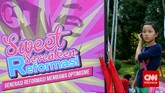 Seorang anak berdiri di samping poster gabungan relawan pendukung Presiden Joko Widodo yang memperingati memperingati17 tahun reformasi di Lapangan Tugu Proklamasi, Kamis, 21 Mei 2015. (CNNIndonesia/Adhi Wicaksono)